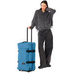 Eastpak Tranverz M 78L Koffer auf Rollen – Blau (Aviator Blue)